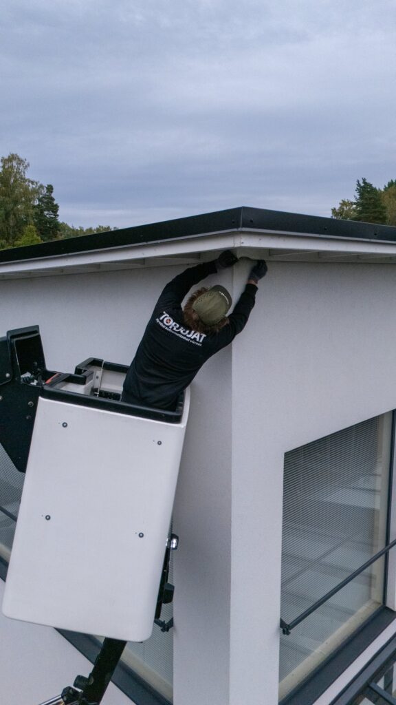 Torjuja tiivistää räystään rakoja nostimen korista