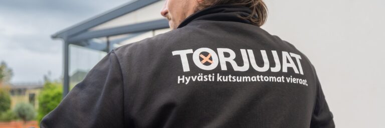 Torjujat-logo työntekijän takin selässä