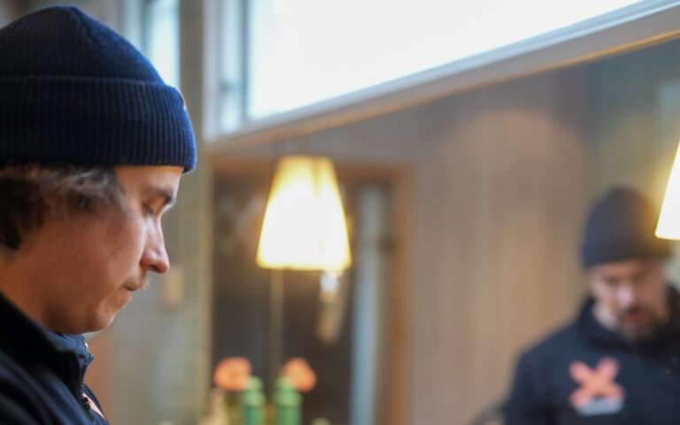 Torjujat tarkastavat kylpyhuonetta sokeritoukkien varalta