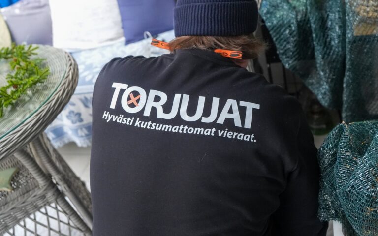 Torjuja tekee syystarkastusta kodin terassilla